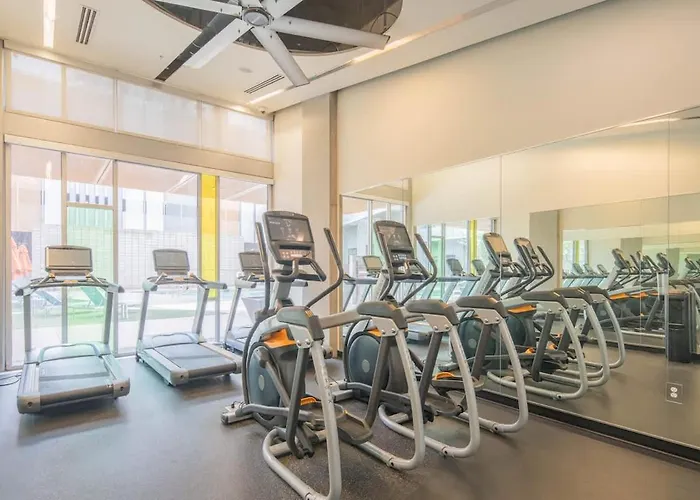 Apartment Vibrant 2bd - Cdt - Gym, Pool, Parking - Sleep 8 *