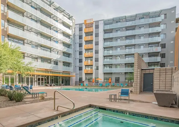 Vibrant 2bd - Cdt - Gym, Pool, Parking - Sleep 8 Phoenix
