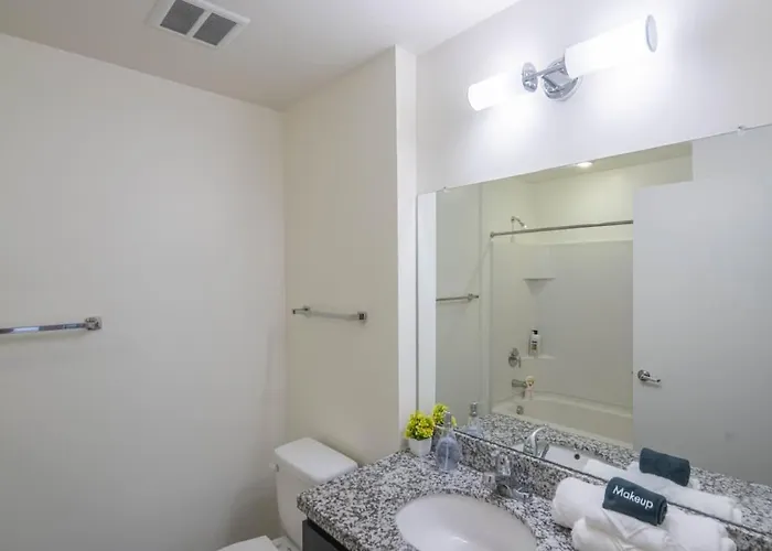 Vibrant 2bd - Cdt - Gym, Pool, Parking - Sleep 8 * Phoenix