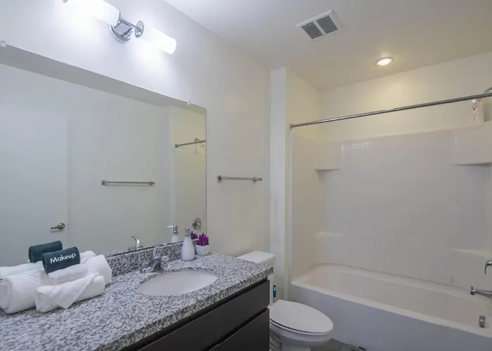 Vibrant 2bd - Cdt - Gym, Pool, Parking - Sleep 8