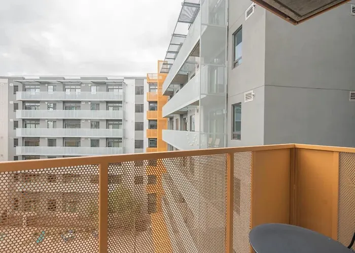 Vibrant 2bd - Cdt - Gym, Pool, Parking - Sleep 8 Apartment