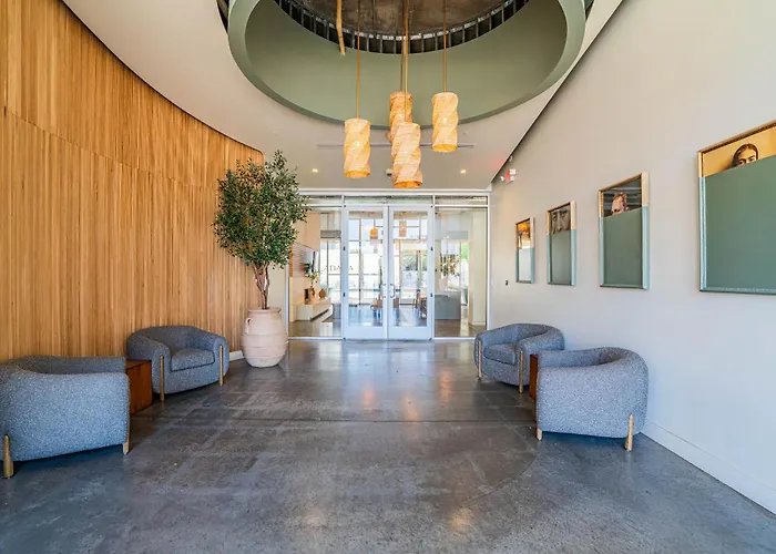 Vibrant 2bd - Cdt - Gym, Pool, Parking - Sleep 8 Phoenix