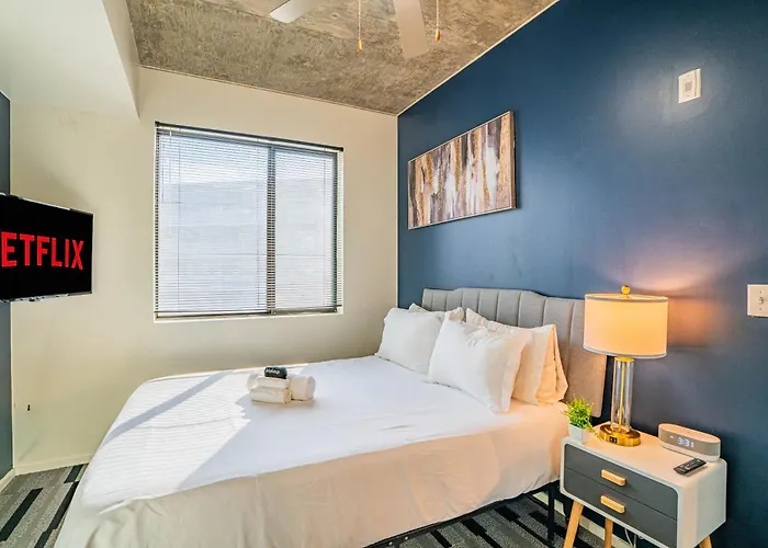 Vibrant 2bd - Cdt - Gym, Pool, Parking - Sleep 8