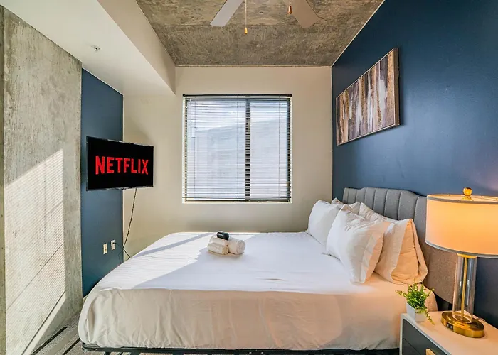 Vibrant 2bd - Cdt - Gym, Pool, Parking - Sleep 8 Apartment *