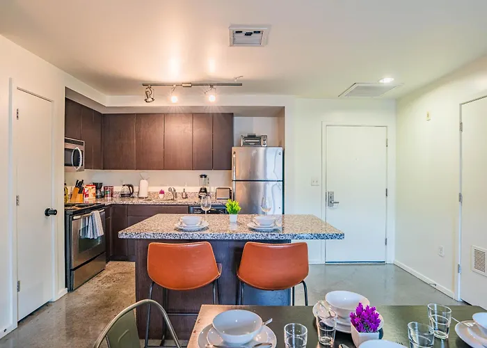 Vibrant 2bd - Cdt - Gym, Pool, Parking - Sleep 8 Phoenix