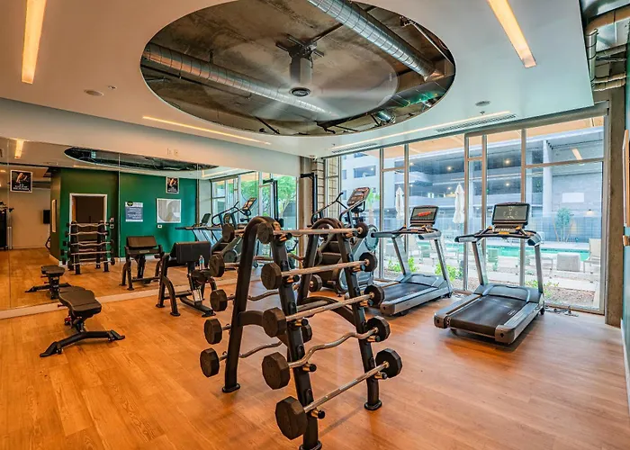 Vibrant 2bd - Cdt - Gym, Pool, Parking - Sleep 8 Apartment