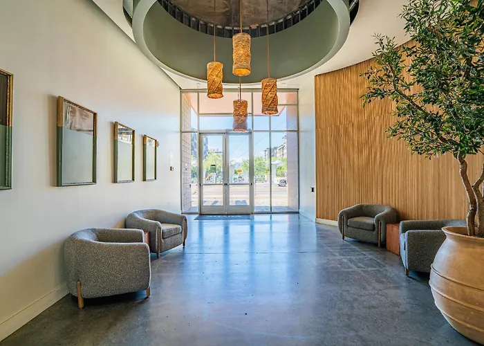 Vibrant 2bd - Cdt - Gym, Pool, Parking - Sleep 8 *