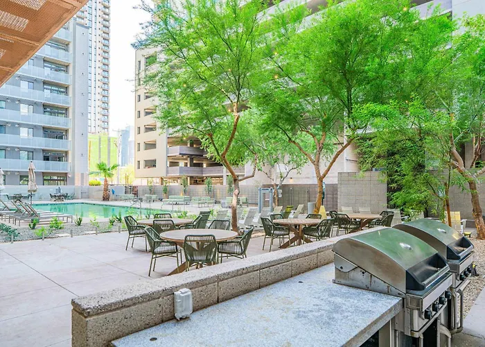 Vibrant 2bd - Cdt - Gym, Pool, Parking - Sleep 8 Apartment