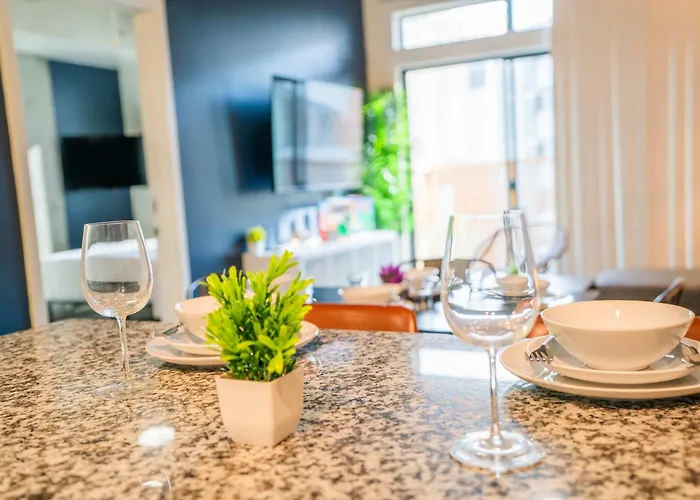 Apartment Vibrant 2bd - Cdt - Gym, Pool, Parking - Sleep 8 *