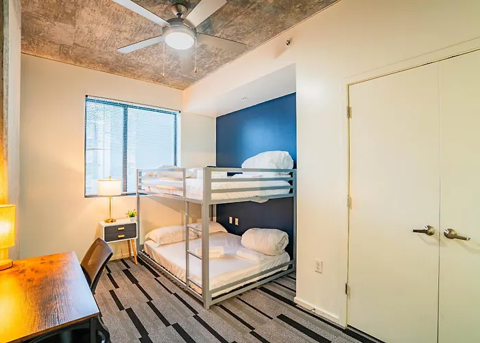 Vibrant 2bd - Cdt - Gym, Pool, Parking - Sleep 8 *