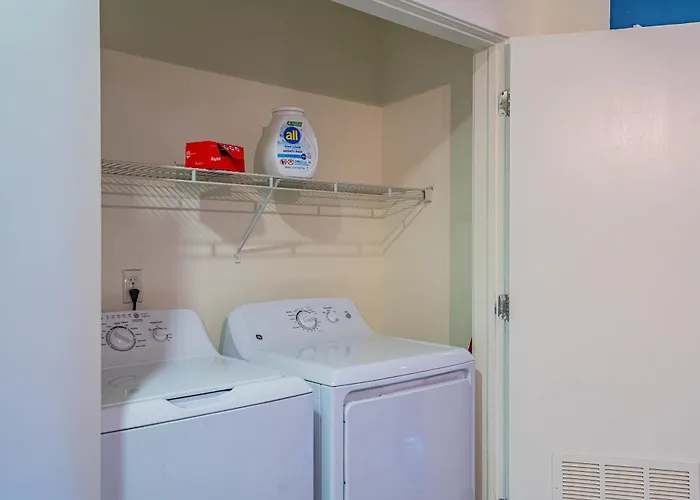 Vibrant 2bd - Cdt - Gym, Pool, Parking - Sleep 8 * Phoenix