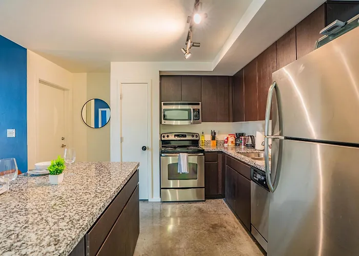 Vibrant 2bd - Cdt - Gym, Pool, Parking - Sleep 8