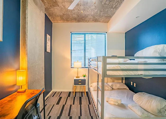 Vibrant 2bd - Cdt - Gym, Pool, Parking - Sleep 8 Apartment