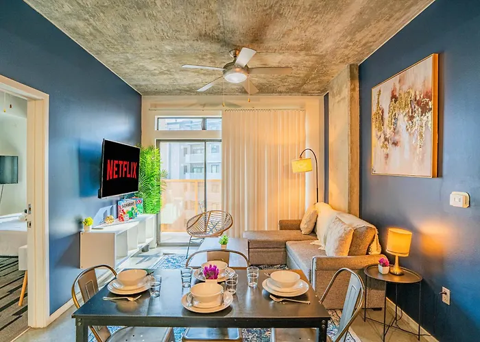 Vibrant 2bd - Cdt - Gym, Pool, Parking - Sleep 8 Apartment *