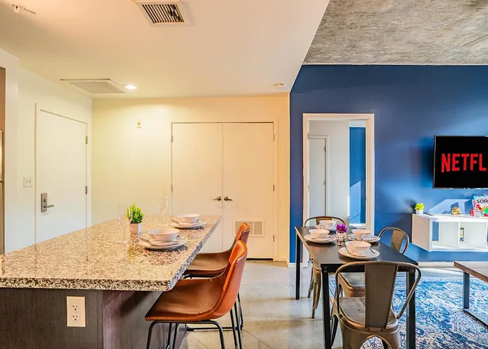 Vibrant 2bd - Cdt - Gym, Pool, Parking - Sleep 8 * Phoenix