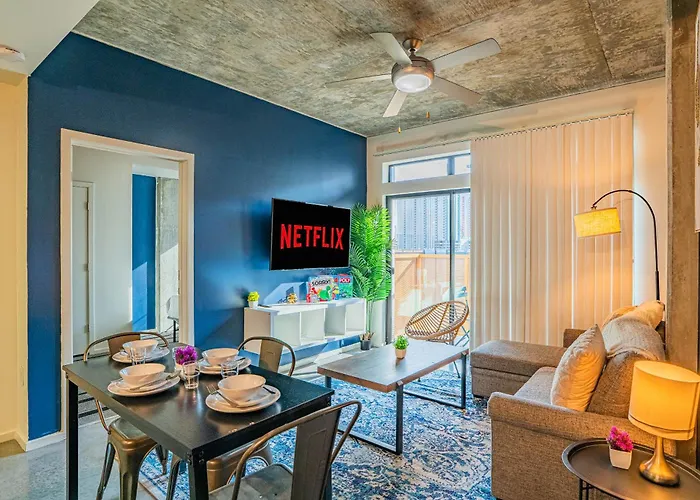 Vibrant 2bd - Cdt - Gym, Pool, Parking - Sleep 8 Apartment Phoenix