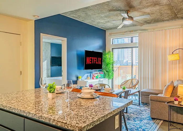 Vibrant 2bd - Cdt - Gym, Pool, Parking - Sleep 8 Phoenix