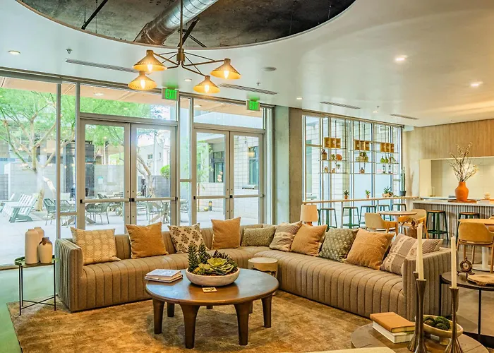 Vibrant 2bd - Cdt - Gym, Pool, Parking - Sleep 8 * Phoenix