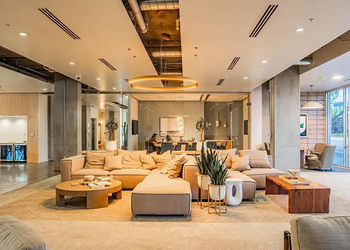 Vibrant 2bd - Cdt - Gym, Pool, Parking - Sleep 8