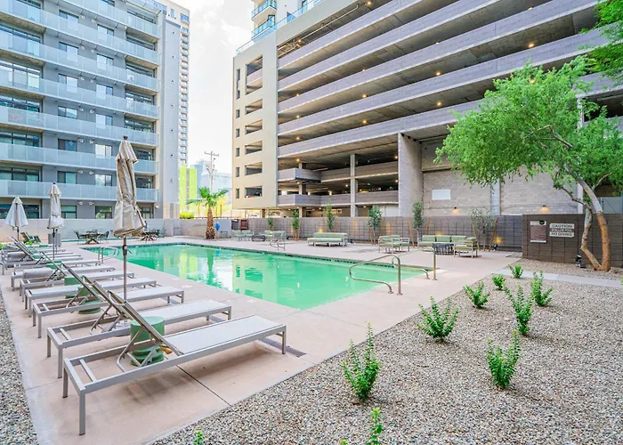 Vibrant 2bd - Cdt - Gym, Pool, Parking - Sleep 8 *