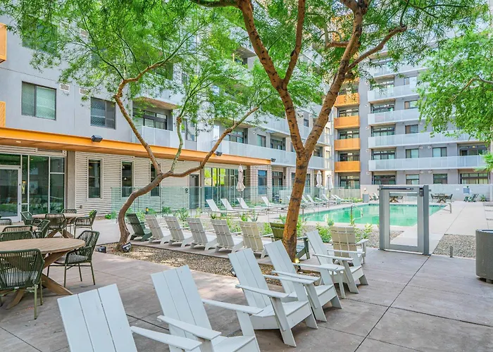 Vibrant 2bd - Cdt - Gym, Pool, Parking - Sleep 8 Apartment
