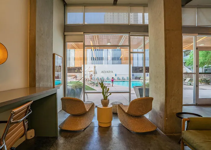 Vibrant 2bd - Cdt - Gym, Pool, Parking - Sleep 8 Apartment *